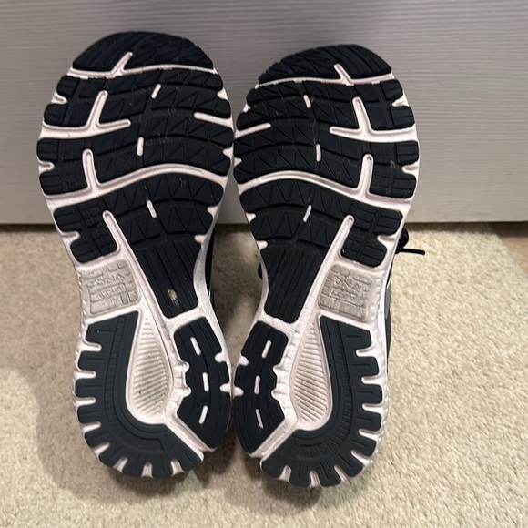 Black & White Brooks Adrenaline 20 - Picture 4 of 4